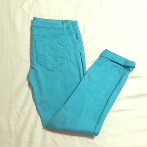 Low-rise skinny capri in bright blue denim